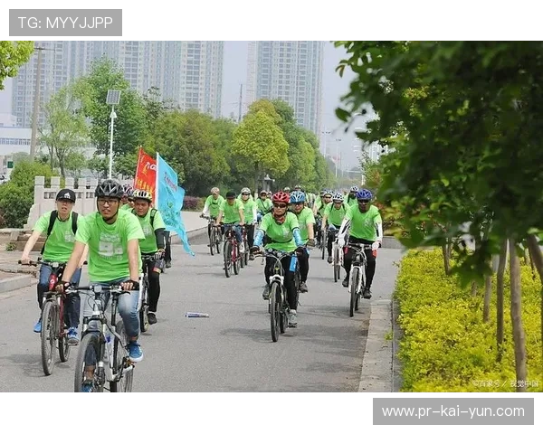自行车队举办城市骑行公益活动，骑行宣传公益活动